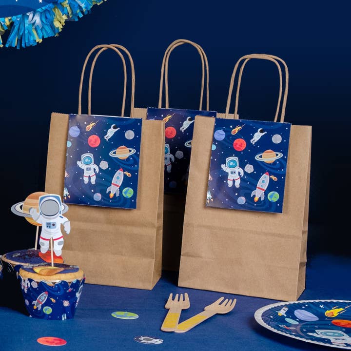 Braune Geschenktueten mit Weltraum Motiven und Griffen ideal fuer kinderfreundliche Partys 1