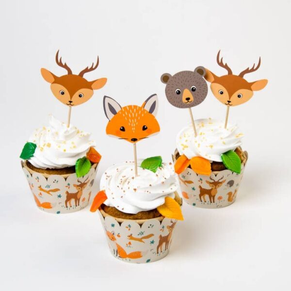 Drei Cupcakes mit Waldtier-Toppern und Papiermanschetten Fuchs, Bär und Hirsch.